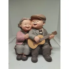 Tượng ông bà đánh đàn guitar