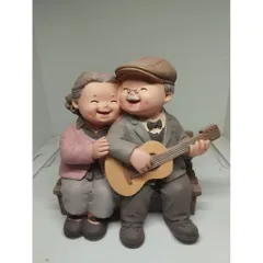 Tượng ông bà đánh đàn guitar