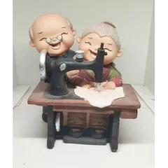 Tượng ông bà thôn quê may áo cổ điển