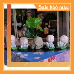 Bộ 04 chú tiểu áo lam ngồi lá sen kèm chậu cây trang trí