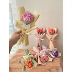 Bó hoa cẩm chướng len 1 bông dùng làm quà tặng