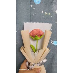 Bó hoa hồng len làm quà tặng
