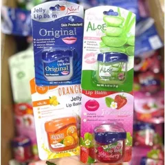 Vaseline Dâu Jelly Lip Balm (Lọ 9g) Giúp giữ ẩm môi son bóng, giúp môi mềm mại mịn màng.