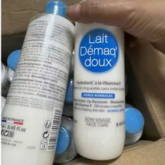 Sửa tẩy trang Lait Démaq Doux 250ml có chứa thành phần vitamin E giữ ẩm