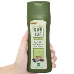 Dầu gội dược liệu Nguyên Xuân hương Bưởi (Chai 250ml) giúp dưỡng tóc mềm mượt, giảm gãy rụng và nuôi dưỡng da đầu.