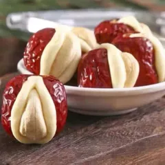 Kẹo Táo Đỏ Kẹp Sữa Lạc Đà Nhân Hạt Điều