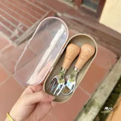 Bộ THìa Dĩa Inox Cán Gỗ Hình Gấu Kèm Hộp Đựng Cho Bé Ăn Dặm