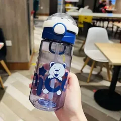Bình Nước Cho Bé Đi Học Hình Gấu Cute 500ml - Bình Đựng Nước Nhựa Tritan Cao Cấp Có Ống Hút, Dây Đeo Tiện Lợ 814303