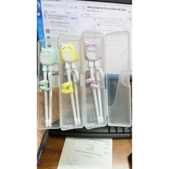 Đũa tập gắp, tập ăn xỏ ngón khủng long kèm hộp cho bé