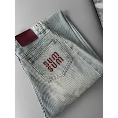 Quần jean dài - Quần jean / denim ống suông dài 100CM wash trendy tôn dáng với đường cắt dọc nổi bật thêu chữ đỏ SUM 29