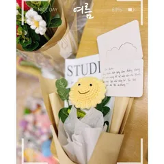 Bó hoa hướng dương mặt cười len dùng làm quà tặng