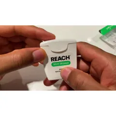Tách sét 1 hộp REACH MINT WAXED hương bạc hà thanh mát, giúp loại bỏ mảng bám và thức ăn thừa ở các kẽ răng