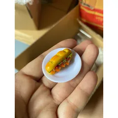 mô hình ổ bánh mì mini thịt heo quay kèm dĩa đã dính không rời