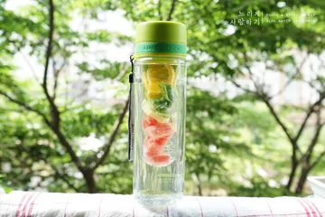 Bình nước cao cấp Lock&Lock 770ml HLC634, có lõi lọc trà, hoa quả detox (P136386)