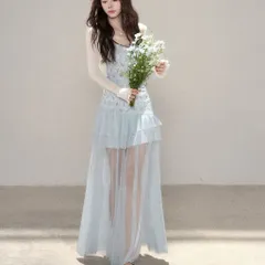 Váy hai dây hoa nhí xanh xếp bèo tầng phủ lưới dáng dài và áo khoác trắng mỏng tiểu thư