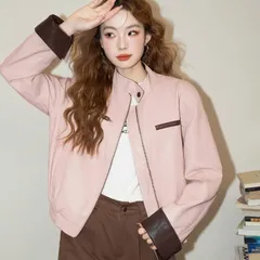Áo khoác da nữ màu hồng phối tay nâu khóa kéo trẻ trung. Áo khoác bomber da hồng kéo khóa phong cách ngọt ngào.
