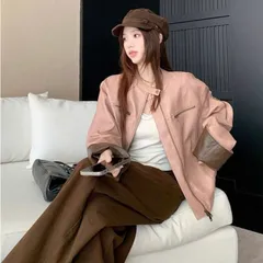 Áo khoác da nữ màu hồng phối tay nâu khóa kéo trẻ trung. Áo khoác bomber da hồng kéo khóa phong cách ngọt ngào.