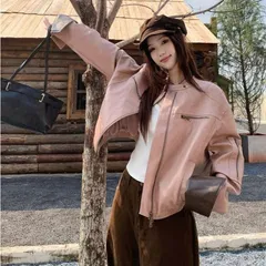 Áo khoác da nữ màu hồng phối tay nâu khóa kéo trẻ trung. Áo khoác bomber da hồng kéo khóa phong cách ngọt ngào.