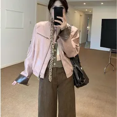 Áo khoác da nữ màu hồng phối tay nâu khóa kéo trẻ trung. Áo khoác bomber da hồng kéo khóa phong cách ngọt ngào.