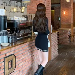 Đầm len đen cổ tim kẻ trắng hở vai. Đầm len body cổ yếm.