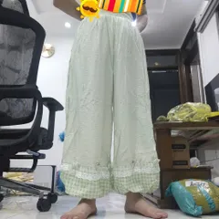 Quần bí dáng rộng kẻ caro phối bèo ren và hình quả dứa dễ thương