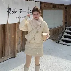 Set bộ áo khoác phao đính lông cổ lệch cúc sừng và chân váy phao màu kem ấm áp