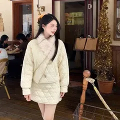 Set bộ áo khoác phao đính lông cổ lệch cúc sừng và chân váy phao màu kem ấm áp