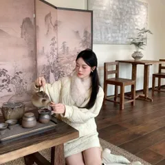Set bộ áo khoác phao đính lông cổ lệch cúc sừng và chân váy phao màu kem ấm áp