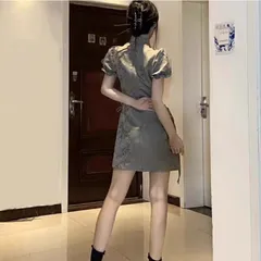 Đầm sườn xám cách tân xẻ tà hở ngực gân hoa nổi
