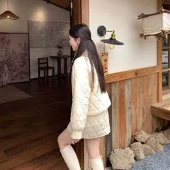Set bộ áo khoác phao đính lông cổ lệch cúc sừng và chân váy phao màu kem ấm áp