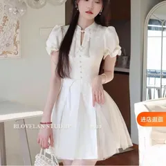 Váy gấm hoa trắng phối voan đính ngọc phong cách cổ trang