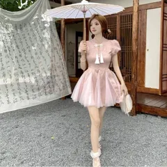 Váy gấm hoa trắng phối voan đính ngọc phong cách cổ trang