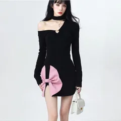 Đầm body đen hở vai phối nơ hồng óng ánh