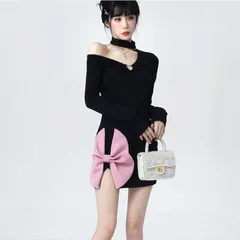 Đầm body đen hở vai phối nơ hồng óng ánh