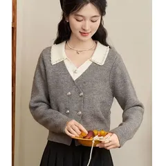 Áo len polo cổ tim đính đá và cúc tiểu thư