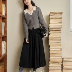 Áo len polo cổ tim đính đá và cúc tiểu thư