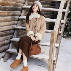 Áo khoác nhung nâu phối cổ lông cừu dáng ngắn phối nút cúc dây nơ khuyu sừng