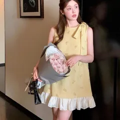 Váy suông tiểu thư dáng suông đính nơ vai xinh xắn màu vàng pastel, phong cách nhẹ nhàng thanh lịch Hàn Quốc