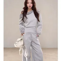 Set bộ áo hoodie trễ vai kẻ caro và quần ống rộng dáng suông màu xám tro