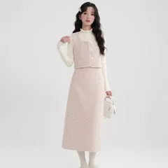 Set đầm dạ dài chấm hồng và áo gile đính cúc ngọc