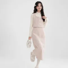Set đầm dạ dài chấm hồng và áo gile đính cúc ngọc