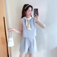 Set đồ nữ công sở áo sát nách phối nơ cổ trắng và quần đùi màu xanh biển sang trọng