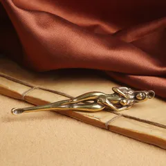 Móc ráy tai bằng đồng thau hình cô gái quyến rũ