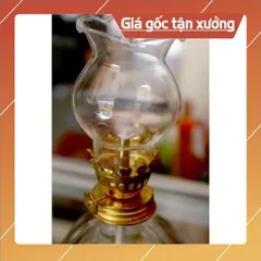 1 cái đèn dầu thủy tinh tròn có hoả tốc