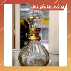 1 cái đèn dầu thủy tinh tròn có hoả tốc