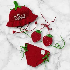 Bikini len trái dâu cho bé gái