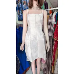 Đầm 2 dây chất liệu tapta Màu trắng Size SM mặc đẹp Hàng có sẵn giao ngay M, eo dứoi 70cm mặc đẹp Đúp lót 2 lớp Giá 290k