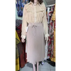Set áo sơ mi + chân váy dập ly Hàng có sẵn giao ngay Giá 390k/ cả set Áo sơ mi giá 220k Chân váy giá 220k Màu kem