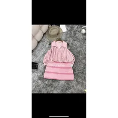 Bộ áo bí kèm chân váy siêu chảnh Hàng có sẵn giao ngay Eo dứoi 68cm, size S Giá 290k/ cả set gồm áo và chân váy