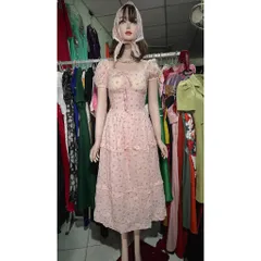 Đầm thô họa tiết hoa nhí, cổ vuông phối ren Có sẵn mút ngực Size S, eo dưới 70cm Giá 290k, người ta đang bán gần 4xx